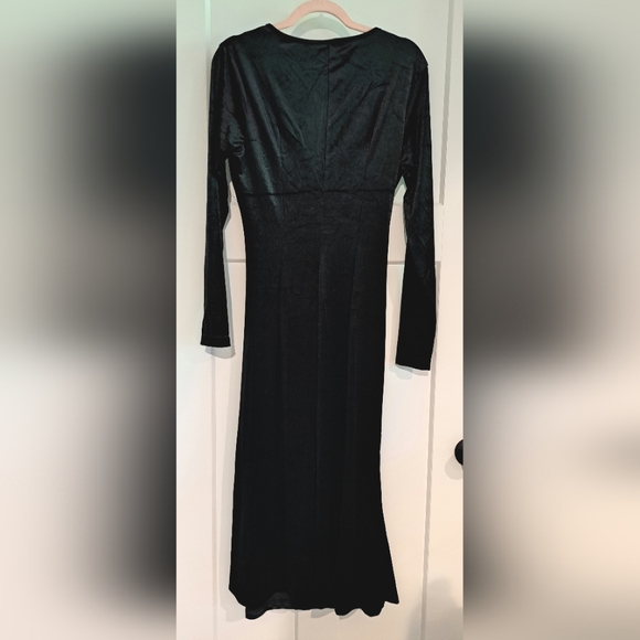 NEW Long Sleeve V‐Neck Velvet Wrap Dress (Black) - ZABERRY - Picture 5 of 7